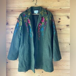 Green jacket with flower embroidery
